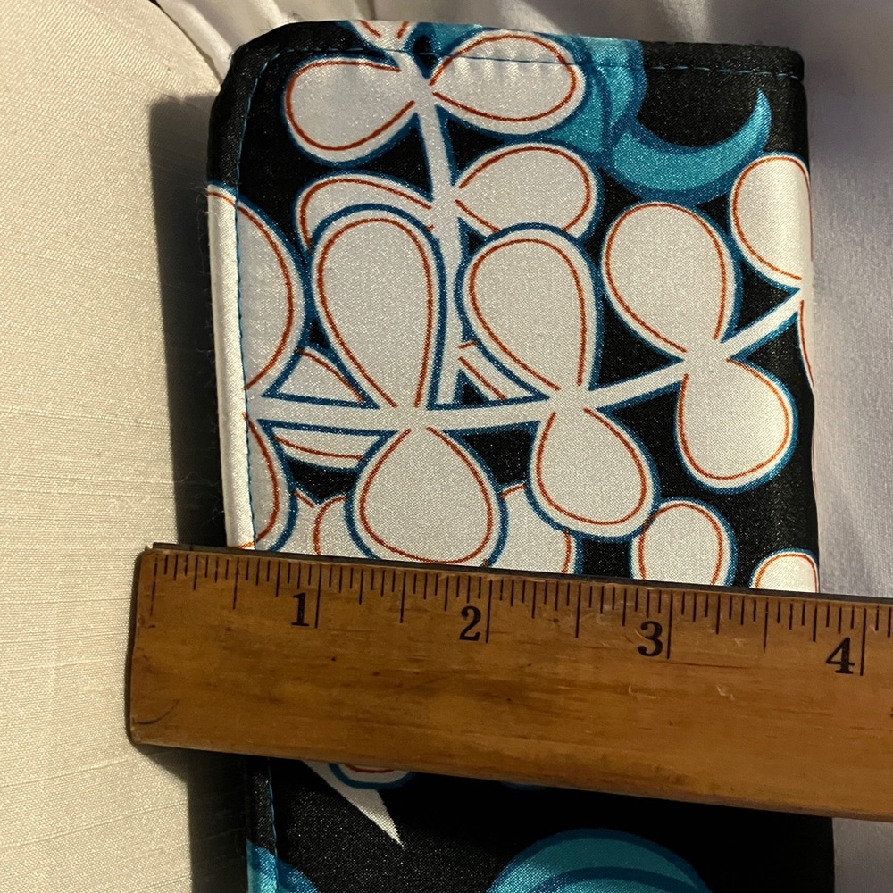 New. Soft n cushy printed satin clutch bag. Near perfect condition ( tiny tiny - Picture 4 of 13